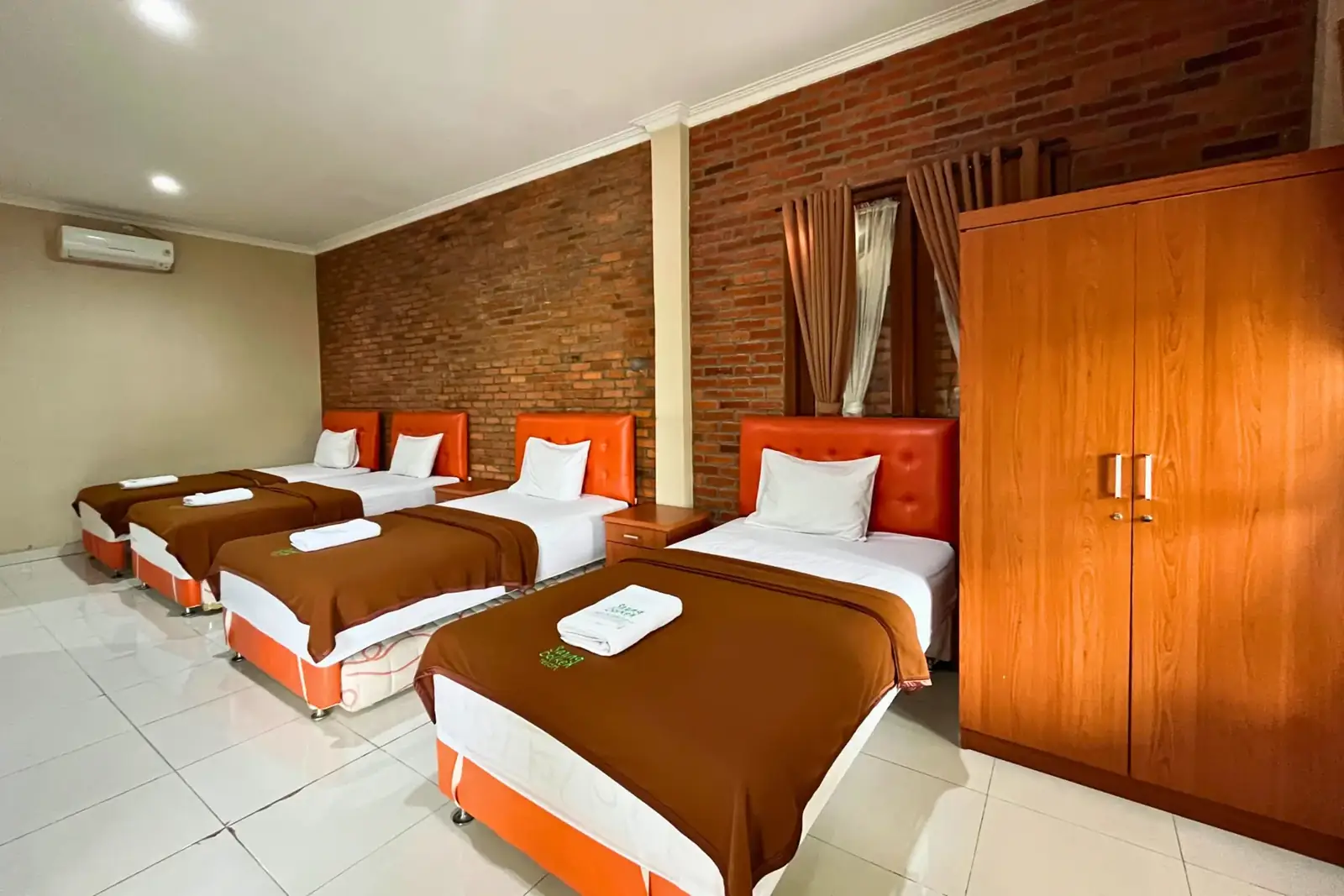 Type Mina - Hotel Quadruple Room Family Room di Saung Dolken Resort & Hotel Syariah
