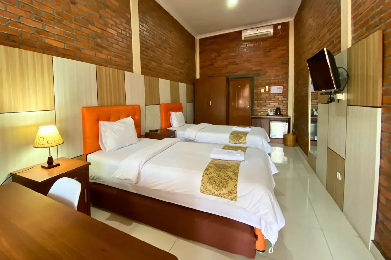 Type Multazam - 102 triple bed di Saung Dolken Resort & Hotel Syariah