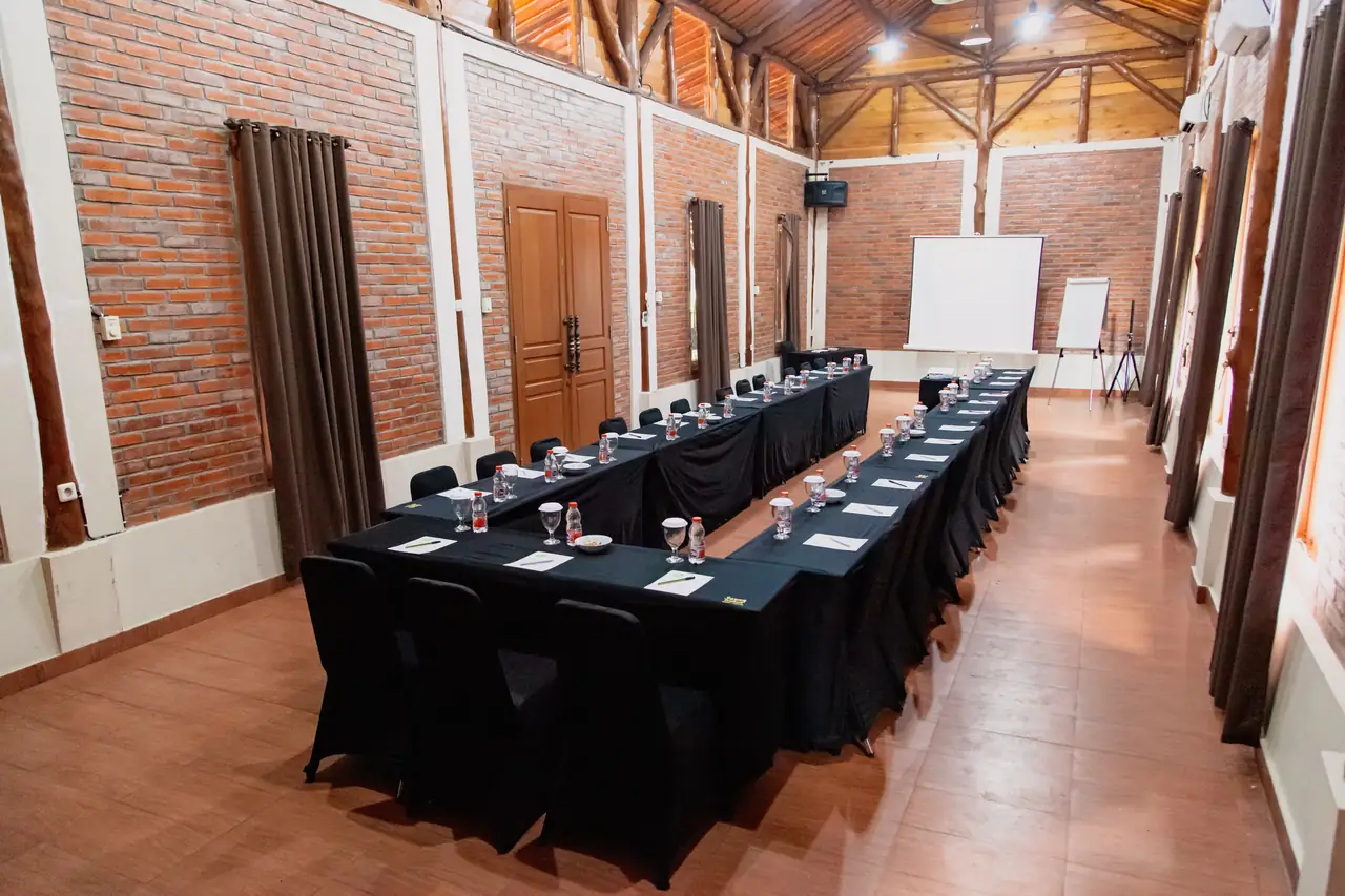 Meeting Room Nabawi - Ruang rapat elegan dengan meja besar dan kursi kulit modern di Saung Dolken Resort & Hotel Syariah Sentul Bogor