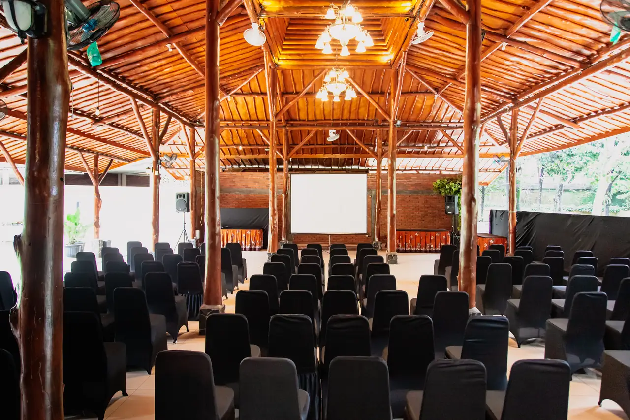 Pendopo Meeting Hall - area meeting dan gathering semi terbuka di Saung Dolken Resort & Hotel Syariah Sentul Bogor