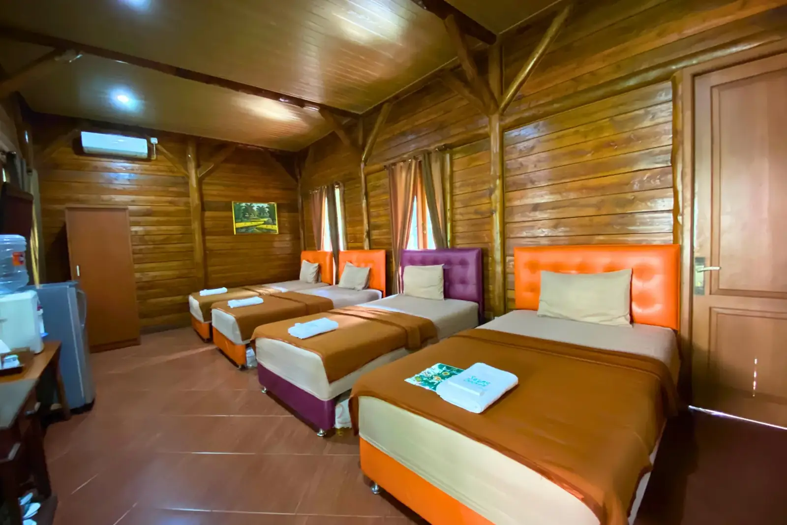 Type Quba - Hotel Quadruple Room Family Room di Saung Dolken Resort & Hotel Syariah