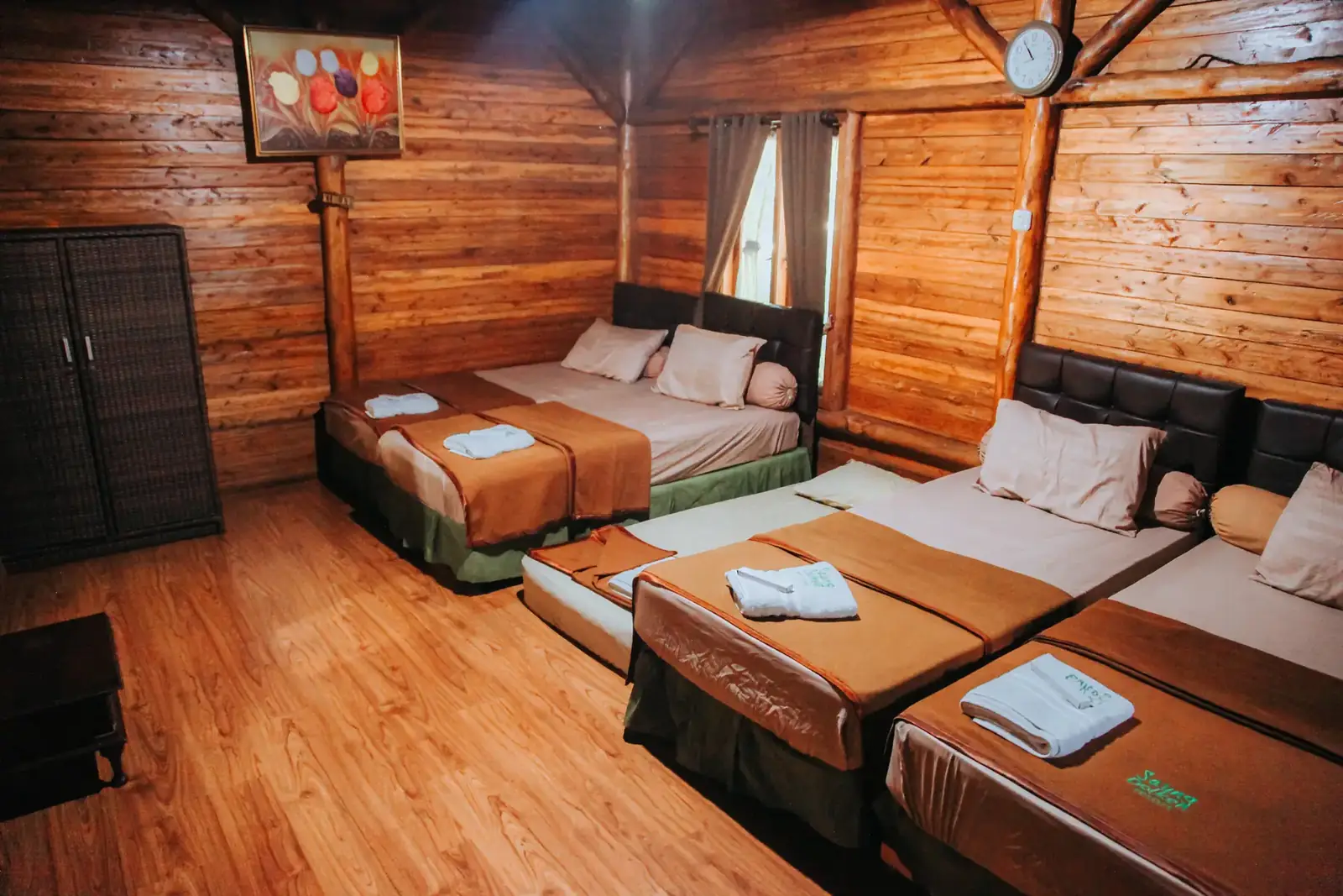 Type Quba - Hotel Quadruple + Single Room Family Room di Saung Dolken Resort & Hotel Syariah