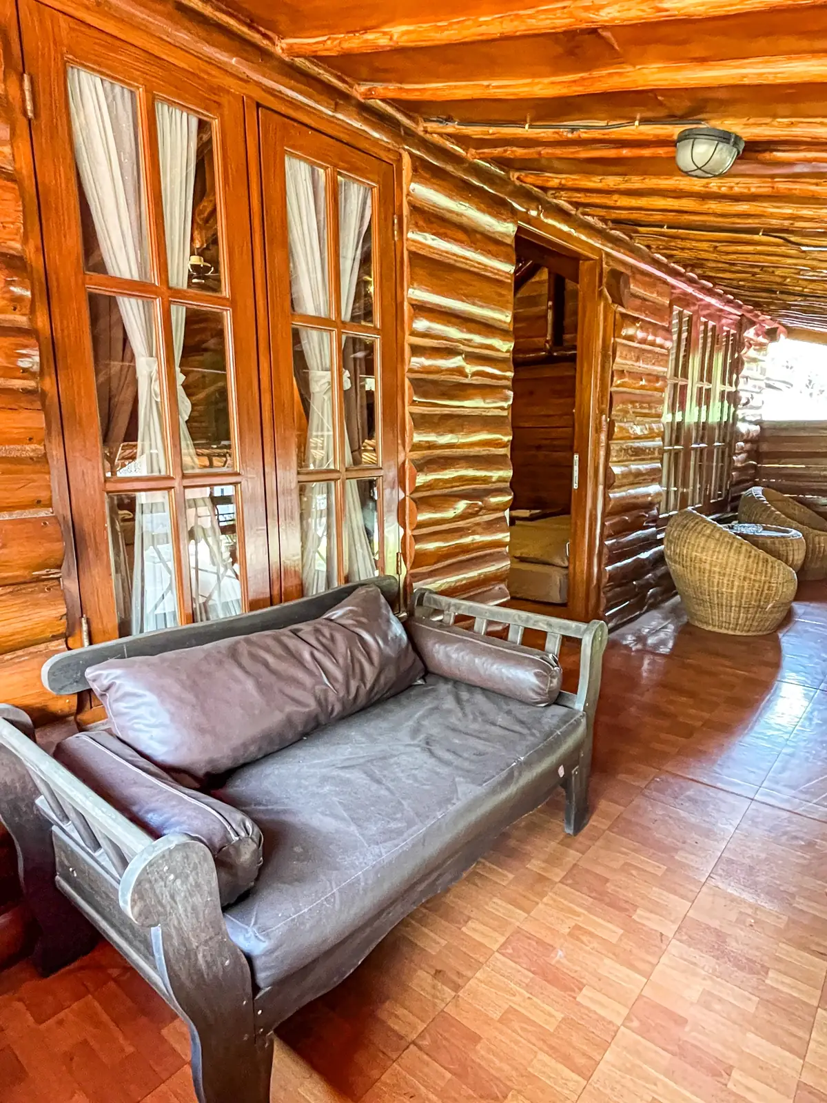 Type Villa Quba - Sofa dan Pemandangan yang Cocok untuk Berbincang-bincang Saung Dolken Resort & Hotel Syariah