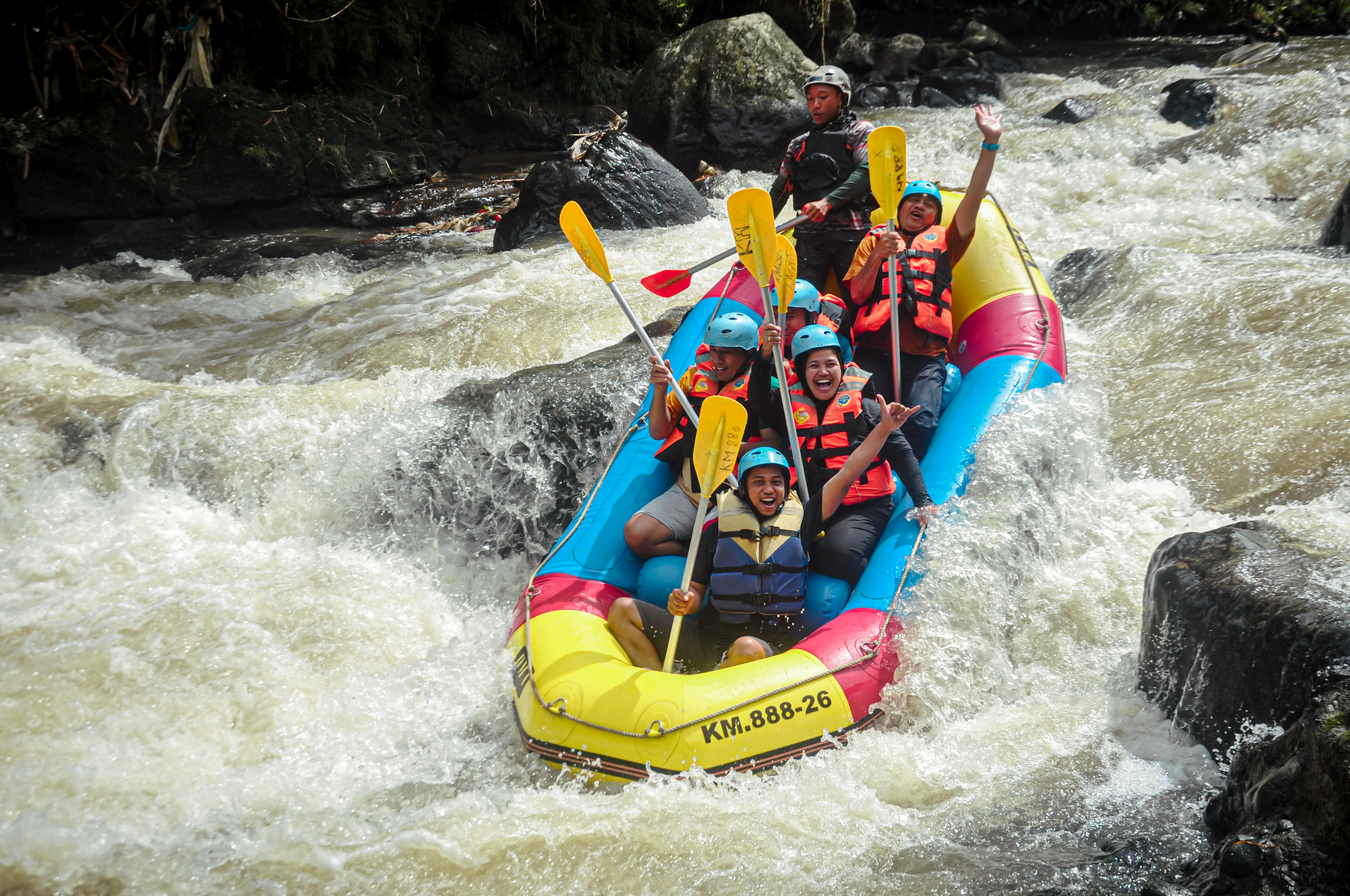 Rafting di Saung Dolken - Aktivitas arung jeram di area resort syariah Sentul Bogor, cocok untuk kegiatan petualangan rombongan dan team building